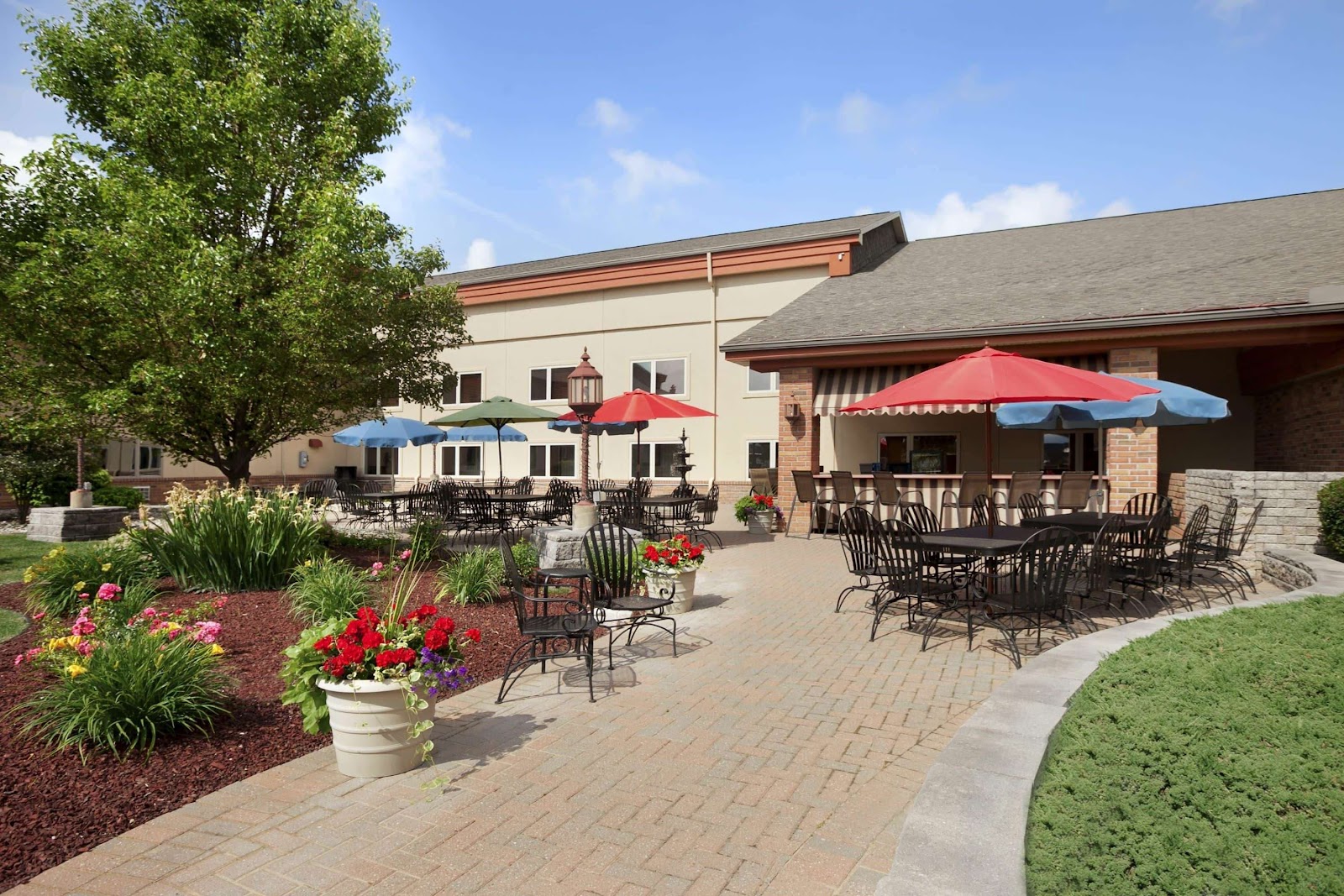 Ramada by Wyndham Saginaw Hotel & Suites — photo